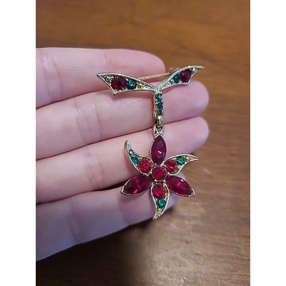 Vintage Gold Tone Poinsettia‎ Flower Rhinestone Brooch Red & Emerald 2